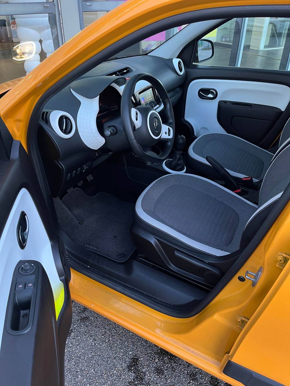 Twingo sce 65 jaune 8_8_11zon