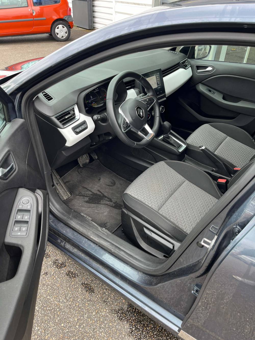 Clio Hybr Rent Grise 7_7_11zon